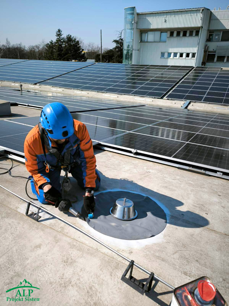 lifeline sistema na krovu industrijskog objekta